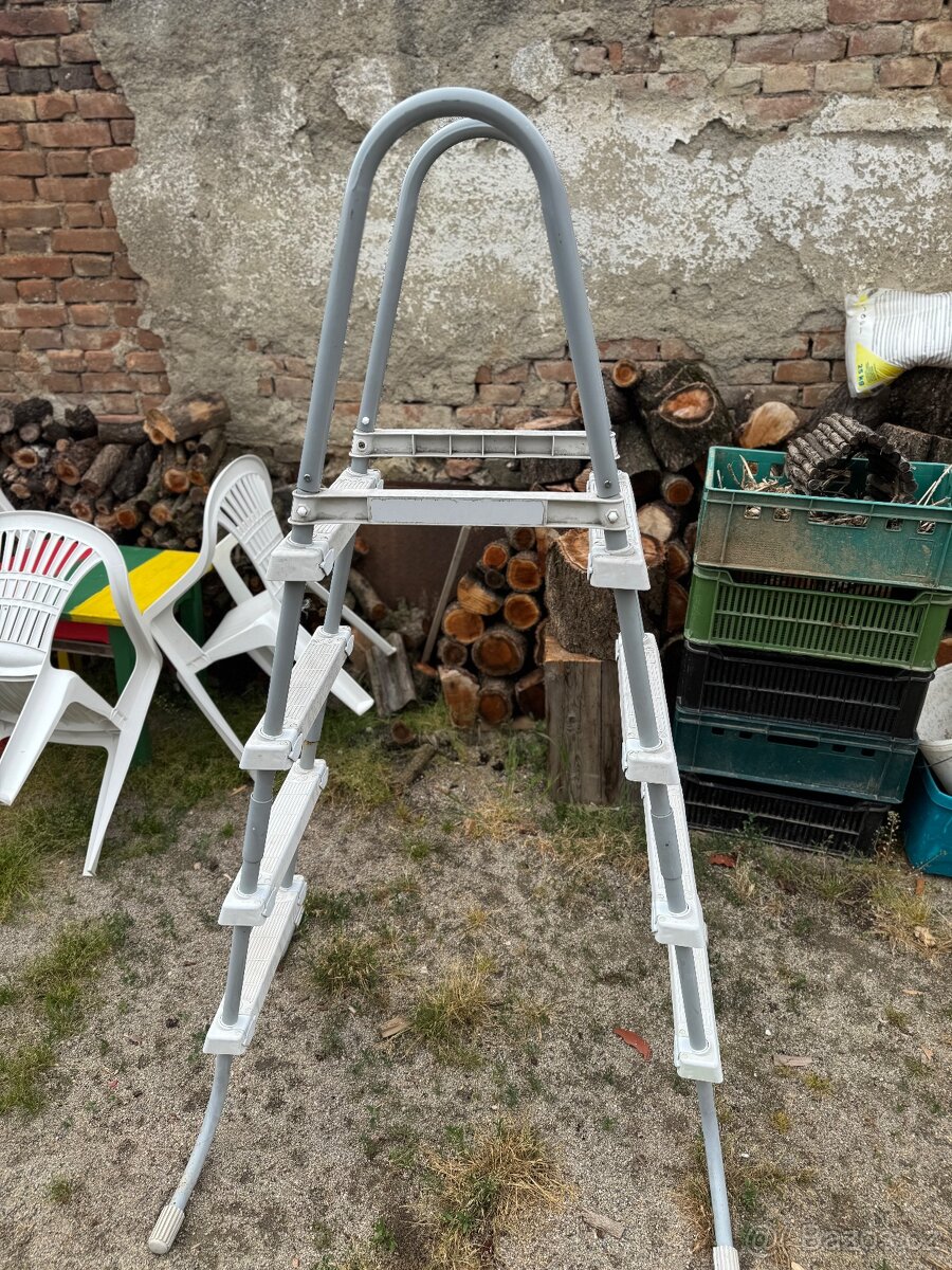 Schůdky do bazénu