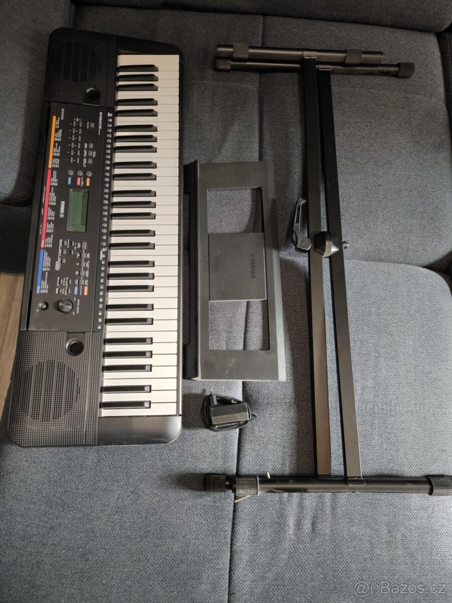 Yamaha PRS model e263 s držadlem pro noty a stojanem na kláv