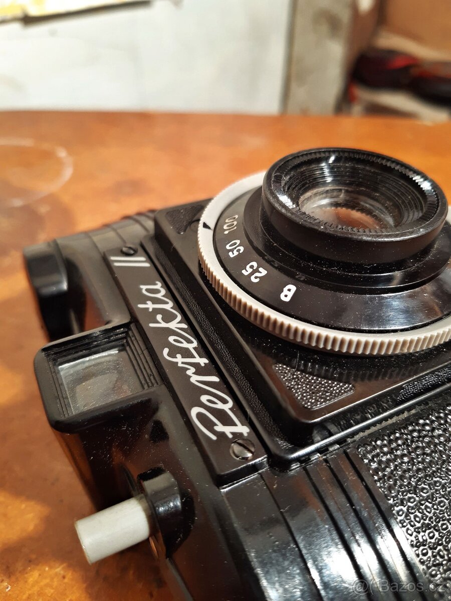 Funkční bakelitový fotoaparát PERFEKTA II z roku 1954