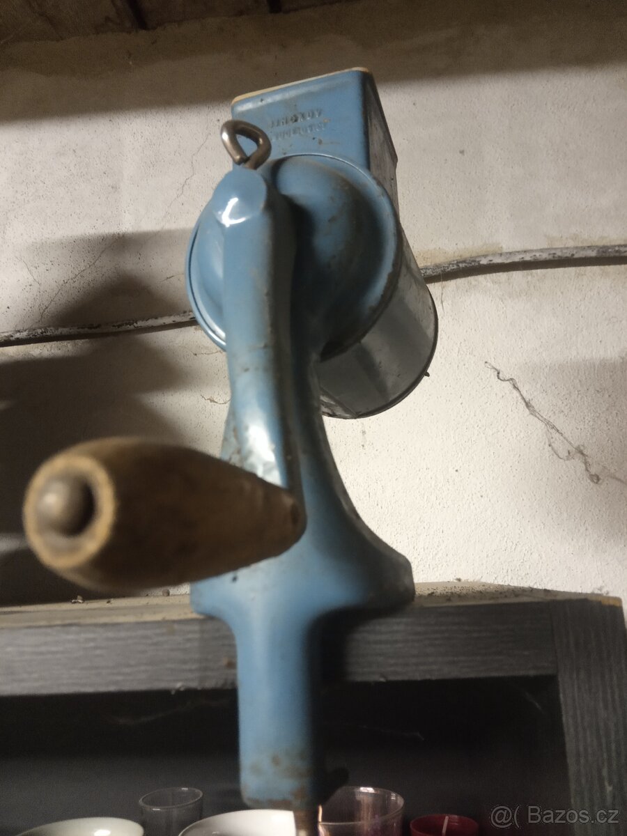 Mlýnek na strouhanku a ořechy