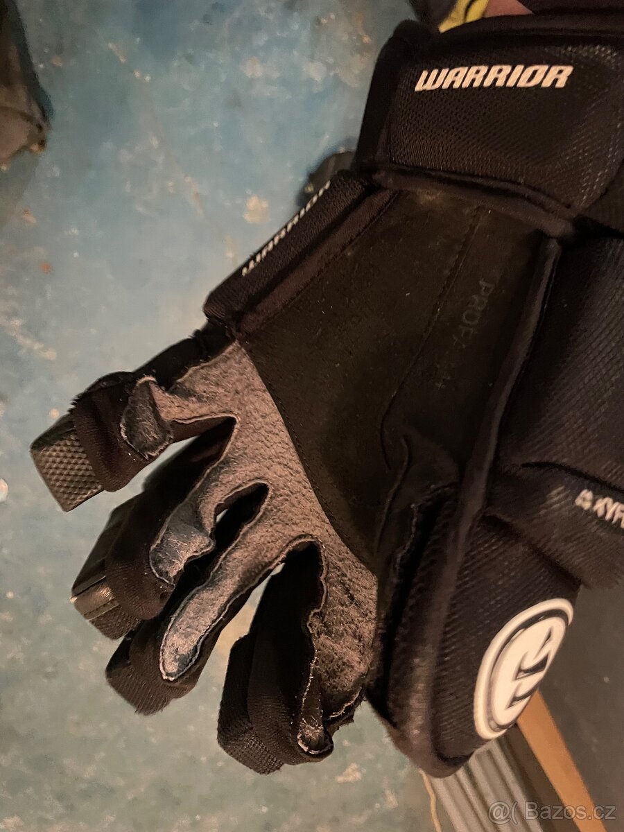 Hokejové rukavice warrior alpha. Lokty warrior