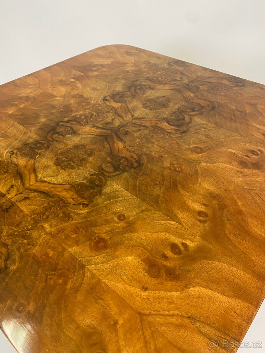 Luxusní konferenční stolek Halabala po renovaci