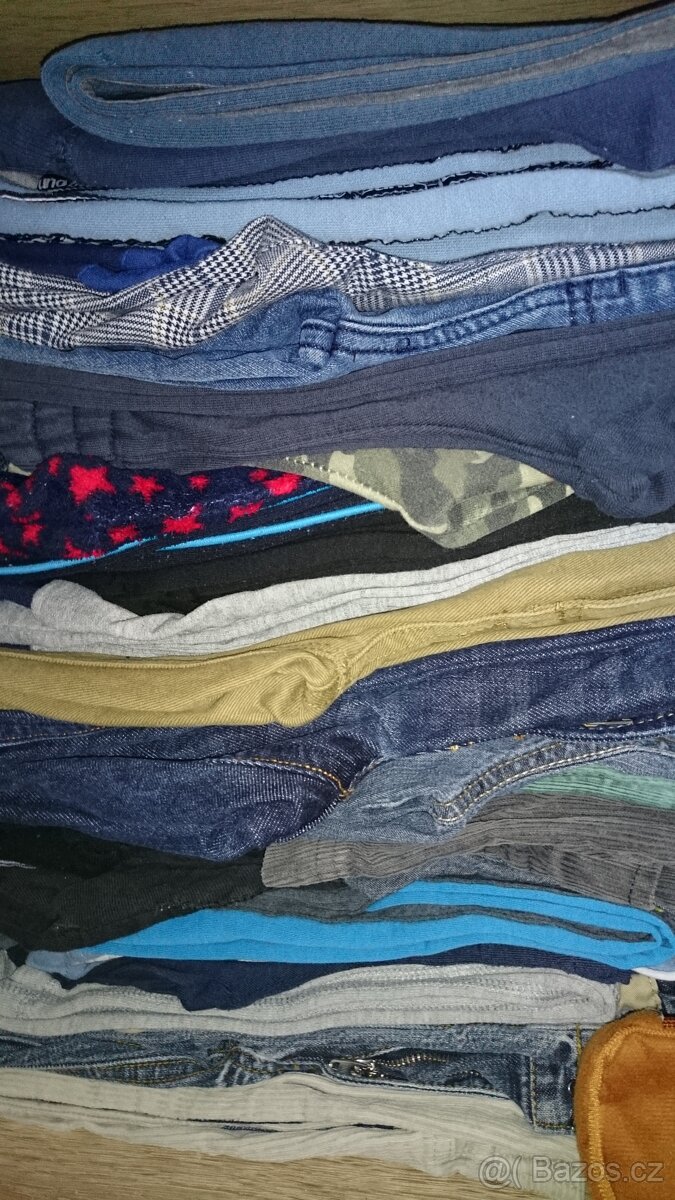 Prodám dětské tepláky a rifle na dítě ve věku 3-7 let