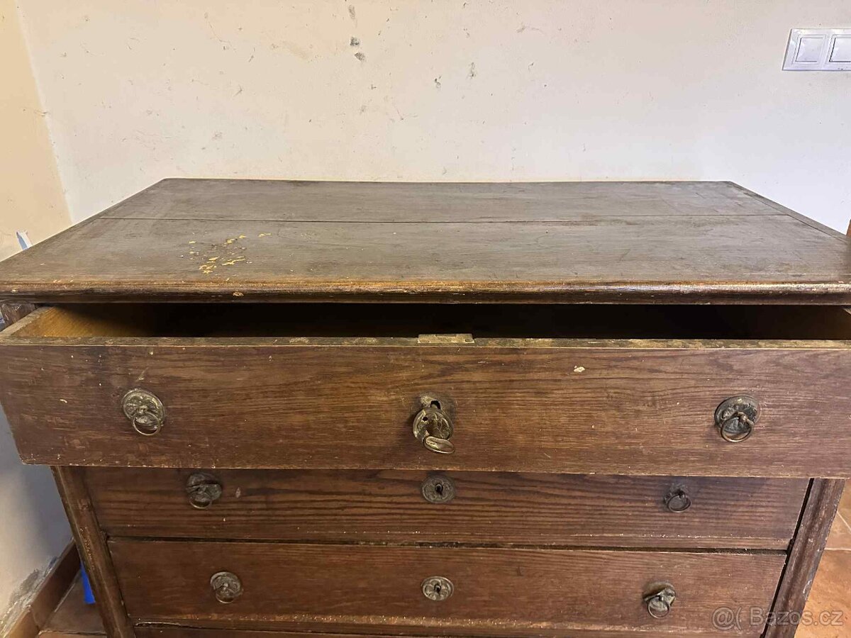 Komoda a truhla k renovaci