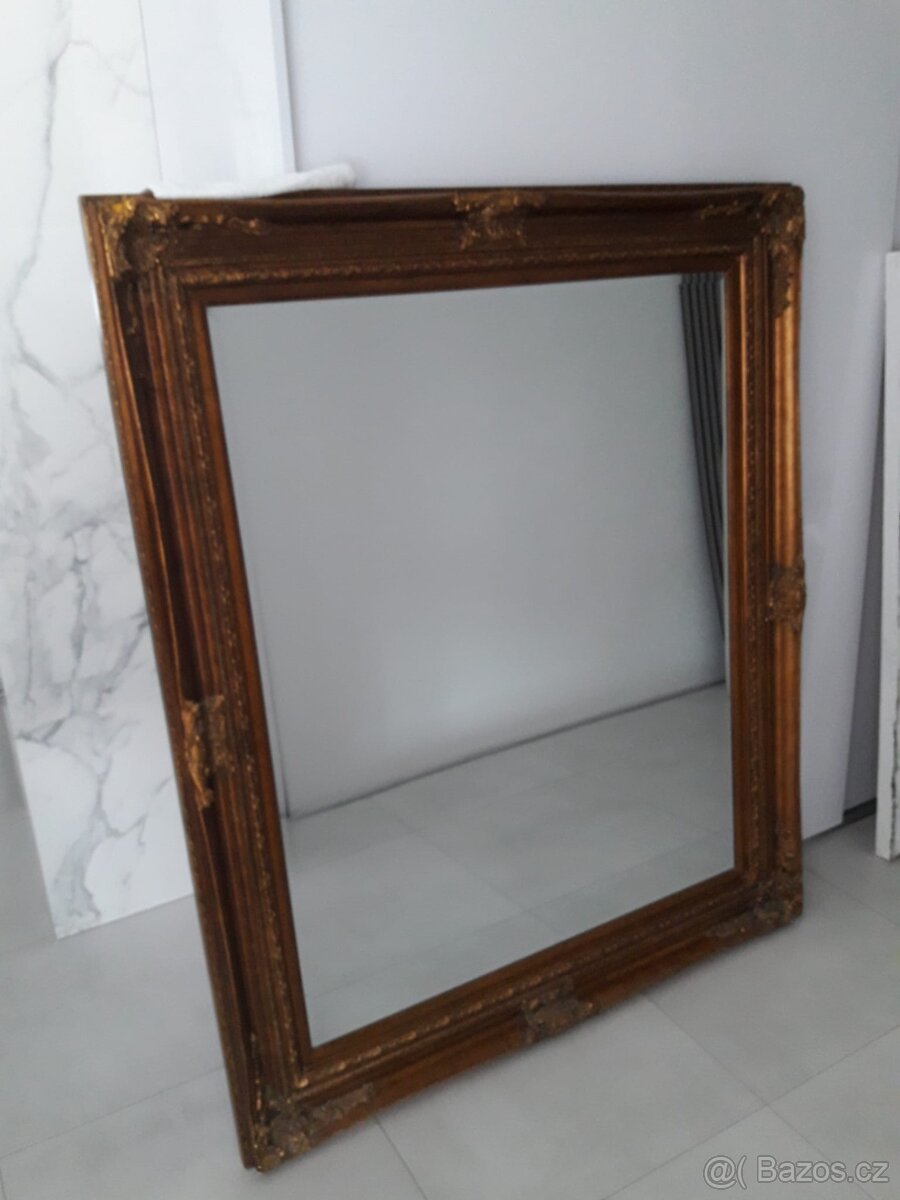 Zrcadlo ve starožitném rámu