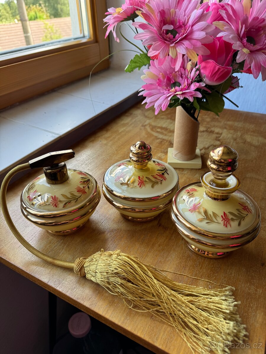 Starožitý flakon ,vůně a pudřenka