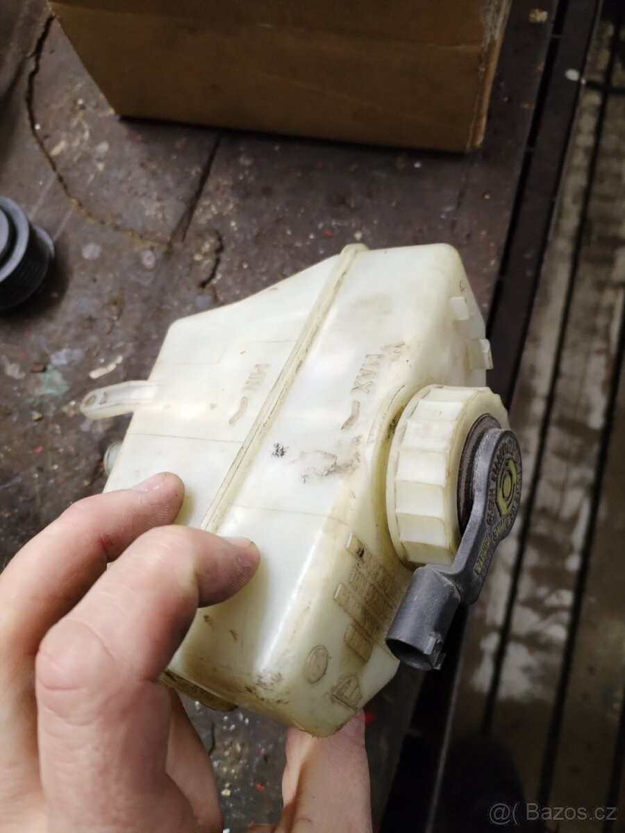 Nádržka brzdové kapaliny e46 BMW