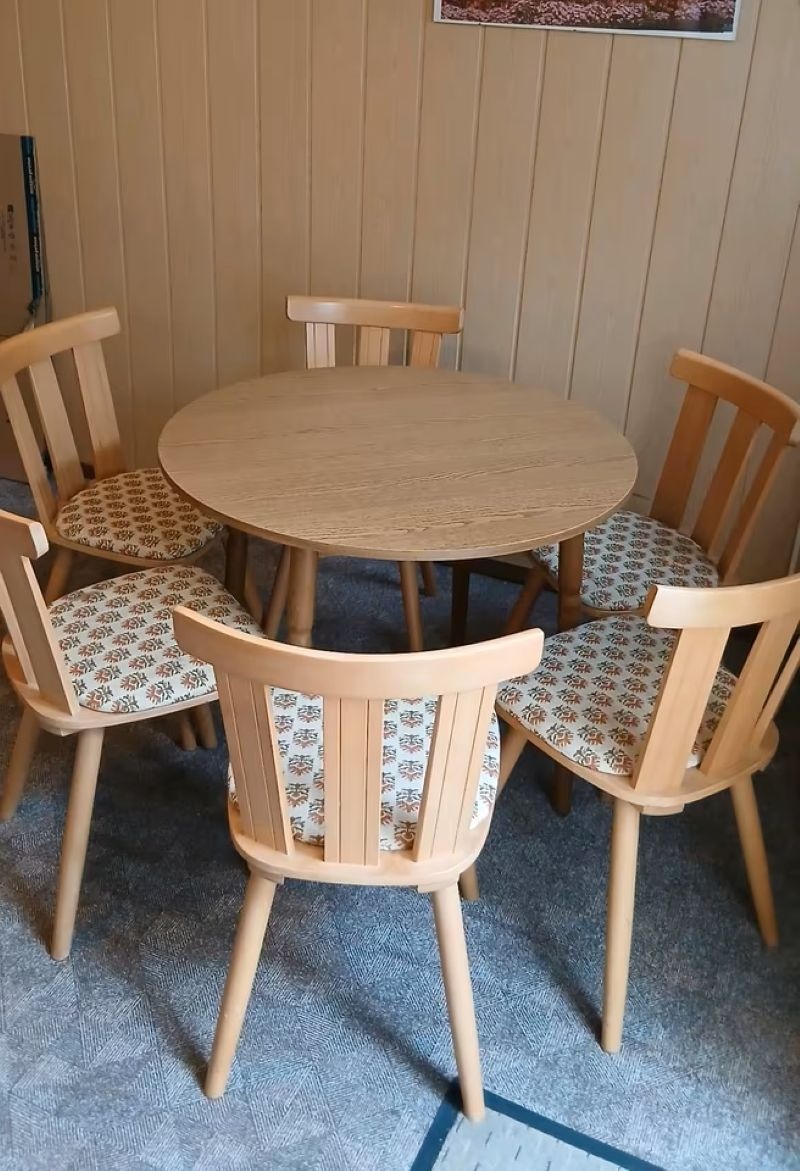 Stůl jídelní kulatý a 6 židlí - pěkný stav, masiv