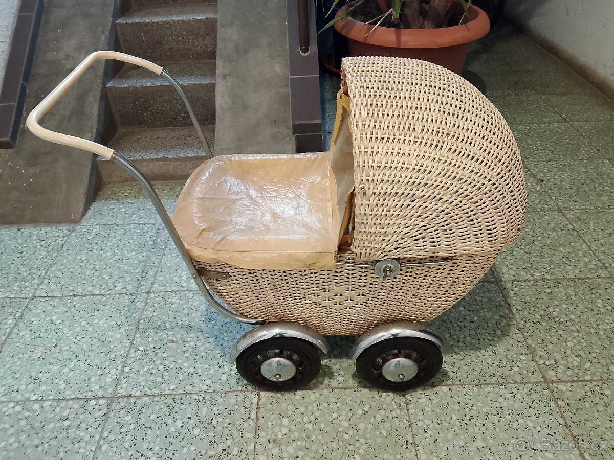 starožitný proutěný kočárek Liberta
