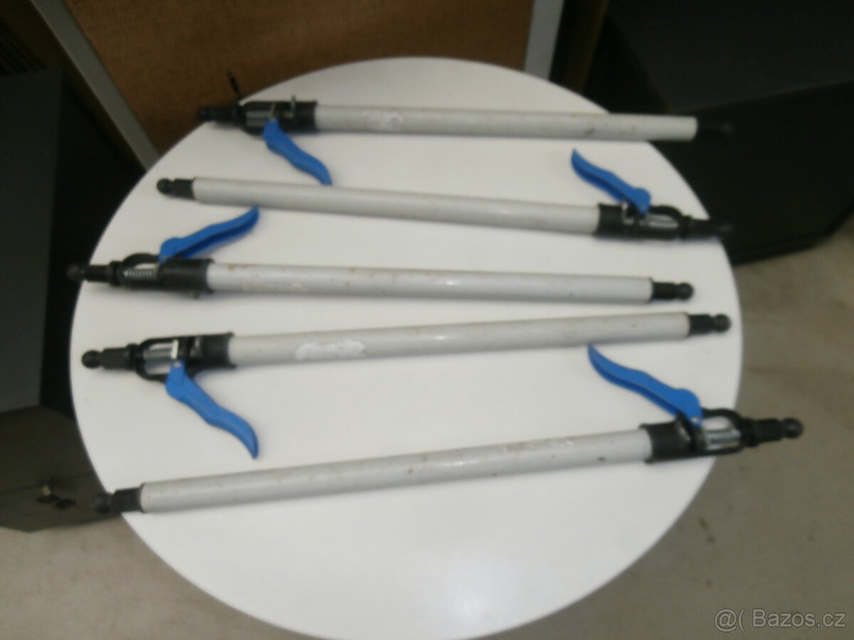 Teleskopická rozpěrná tyč starší za 100 kč.