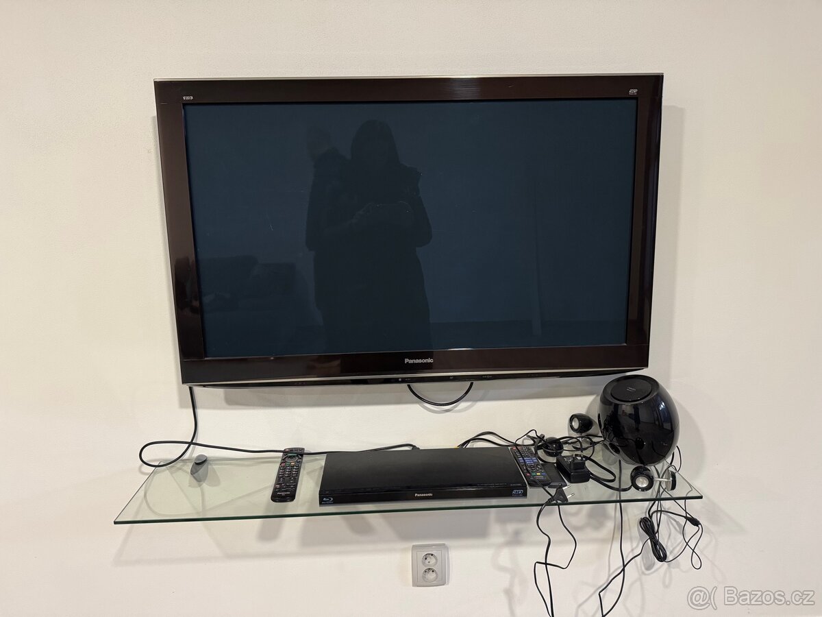 Televize, DVD a reprák.