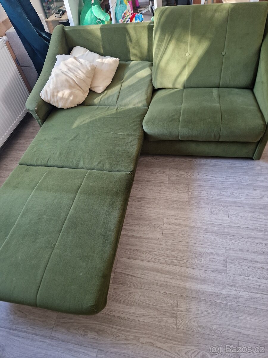 Rozkládací zelený gauč