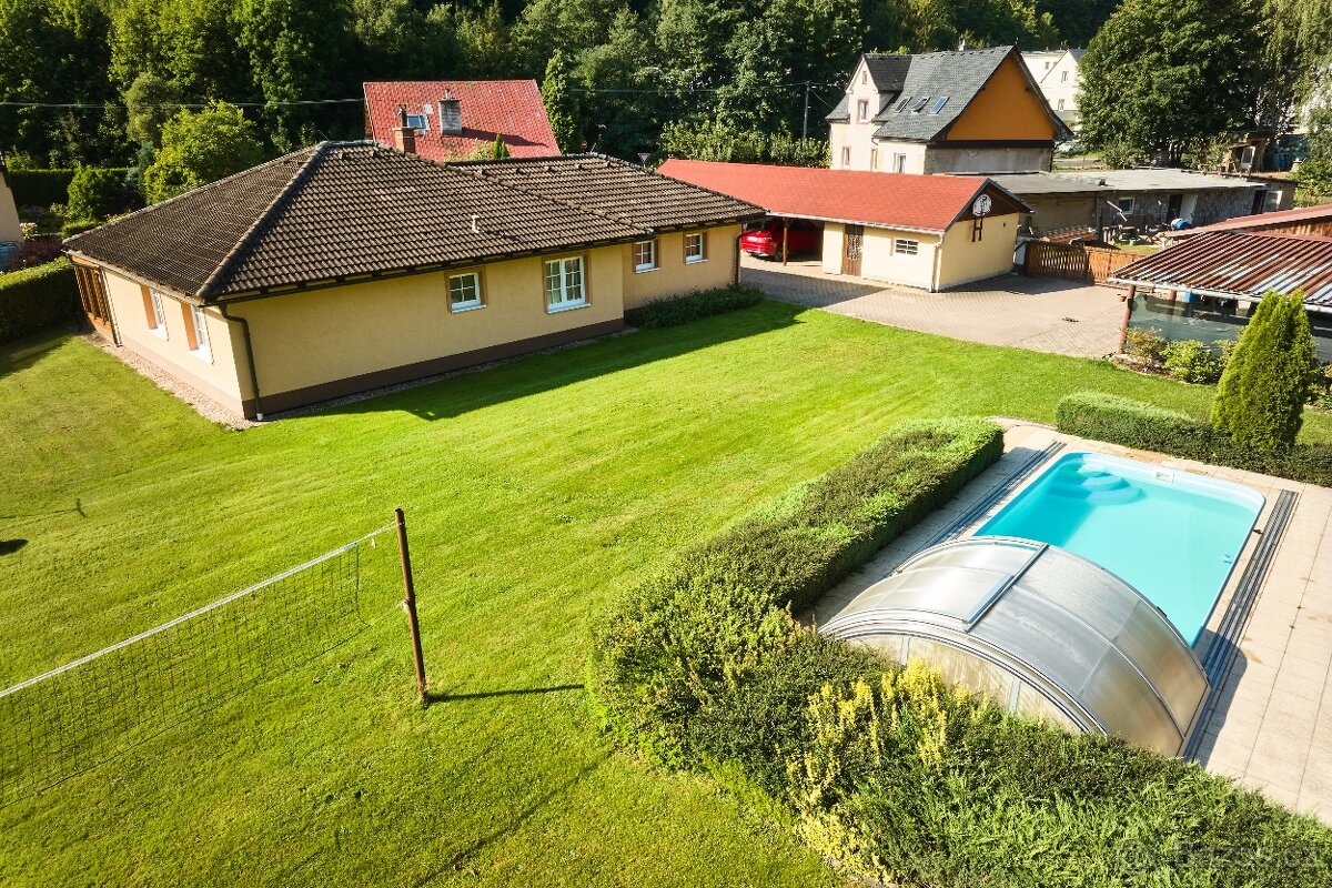 Prodej nízkoenerg. domu 4+1 s garáží a bazénem v Ml. Bukách