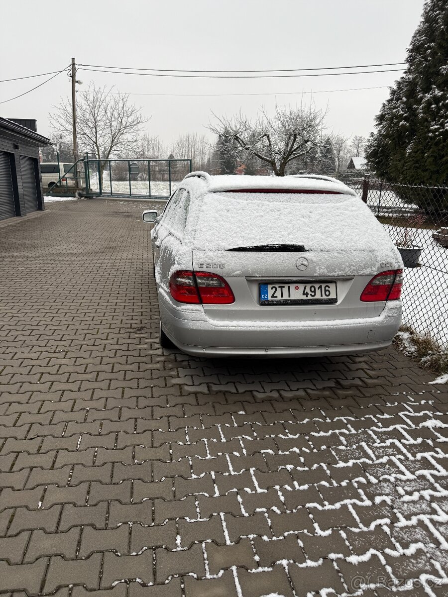 Mercedes-Benz E200