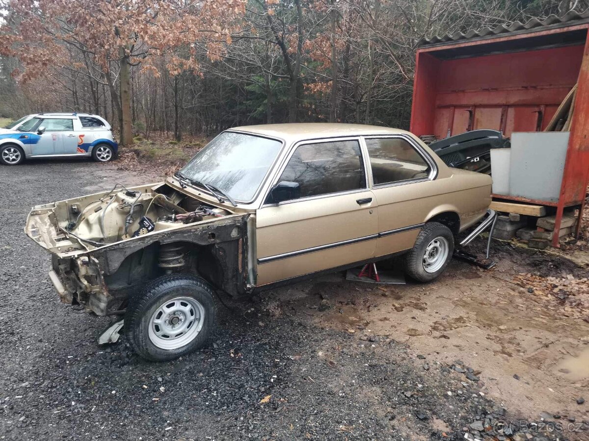 BMW 318 i E21 nahradni dily s celeho vozidla