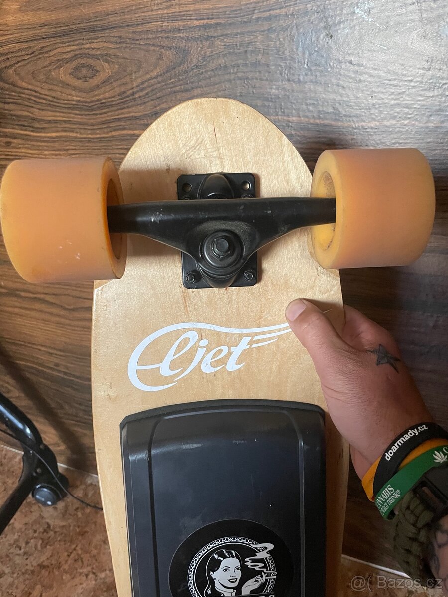 Elektrický longboard