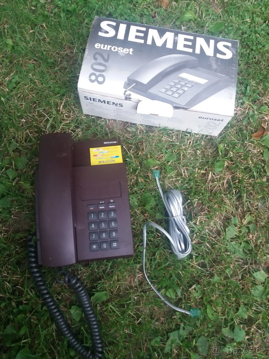 starý tlačítkový telefon