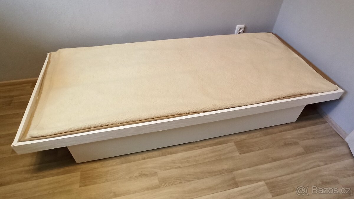 Válenda s úložným prostorem v dobrém stavu