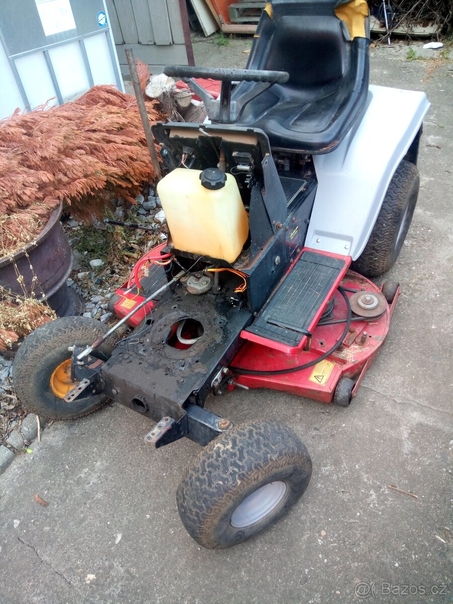 ZAHRADNÍ TRAKTOR