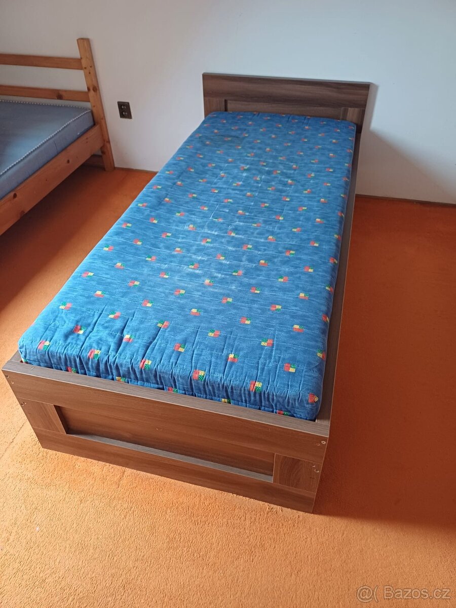 Masivní postel