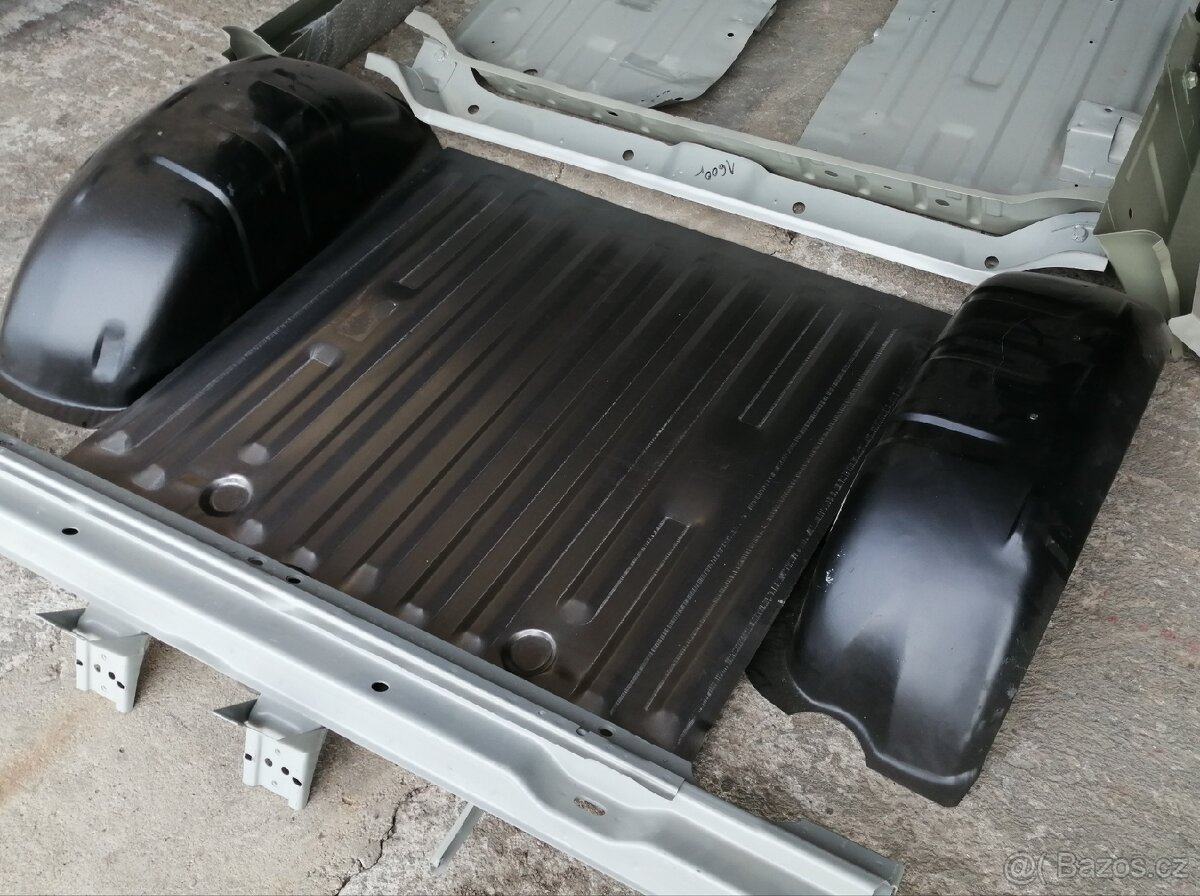 Podlaha kufru Suzuki Samurai.