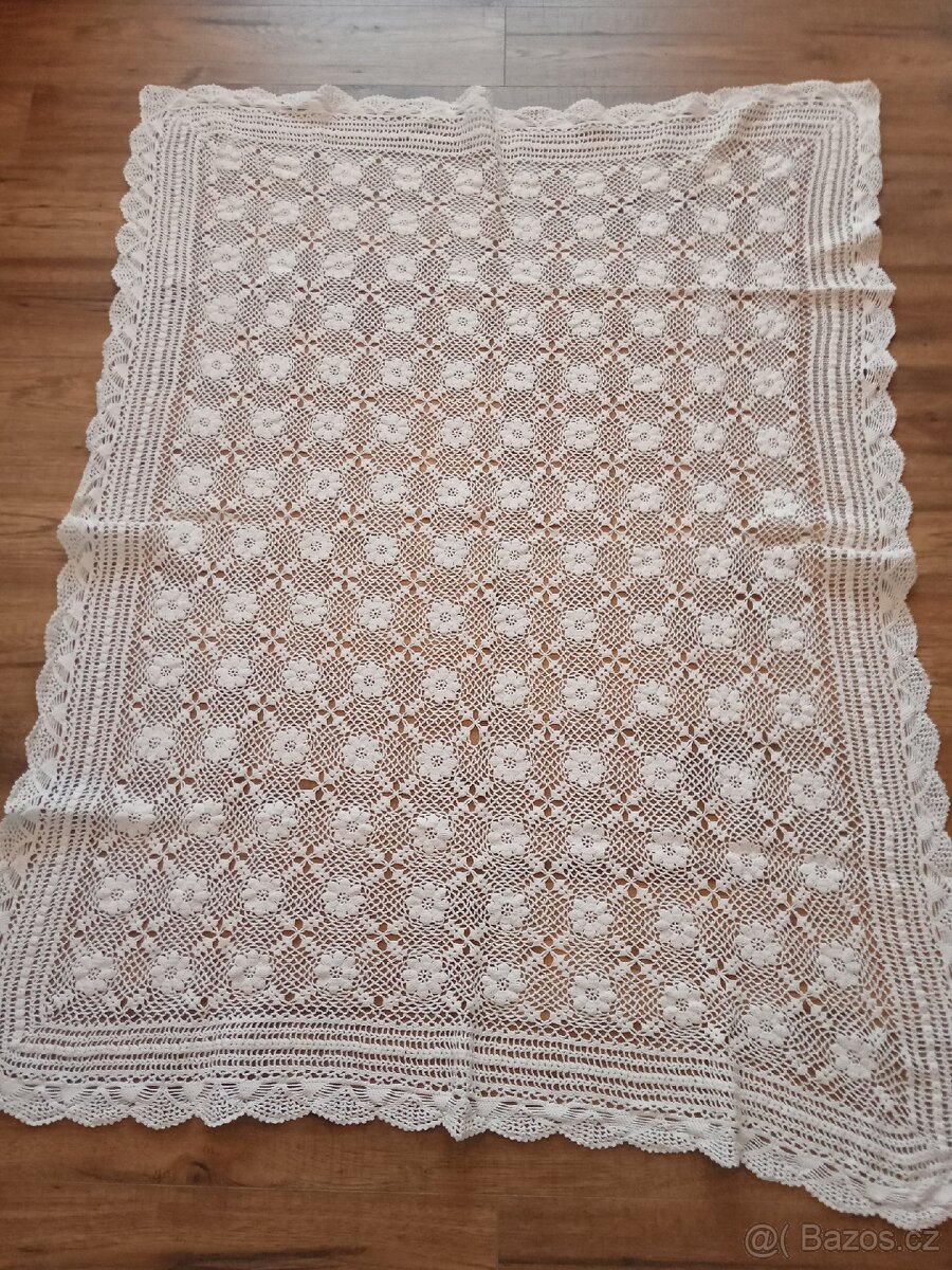 Háčkovaný ubrus 134 x 104