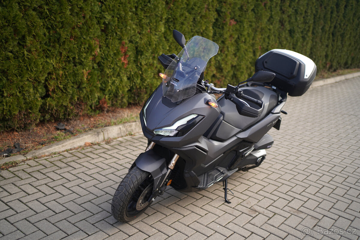 garážovaný motocykl Honda ADV 350 s kufrem