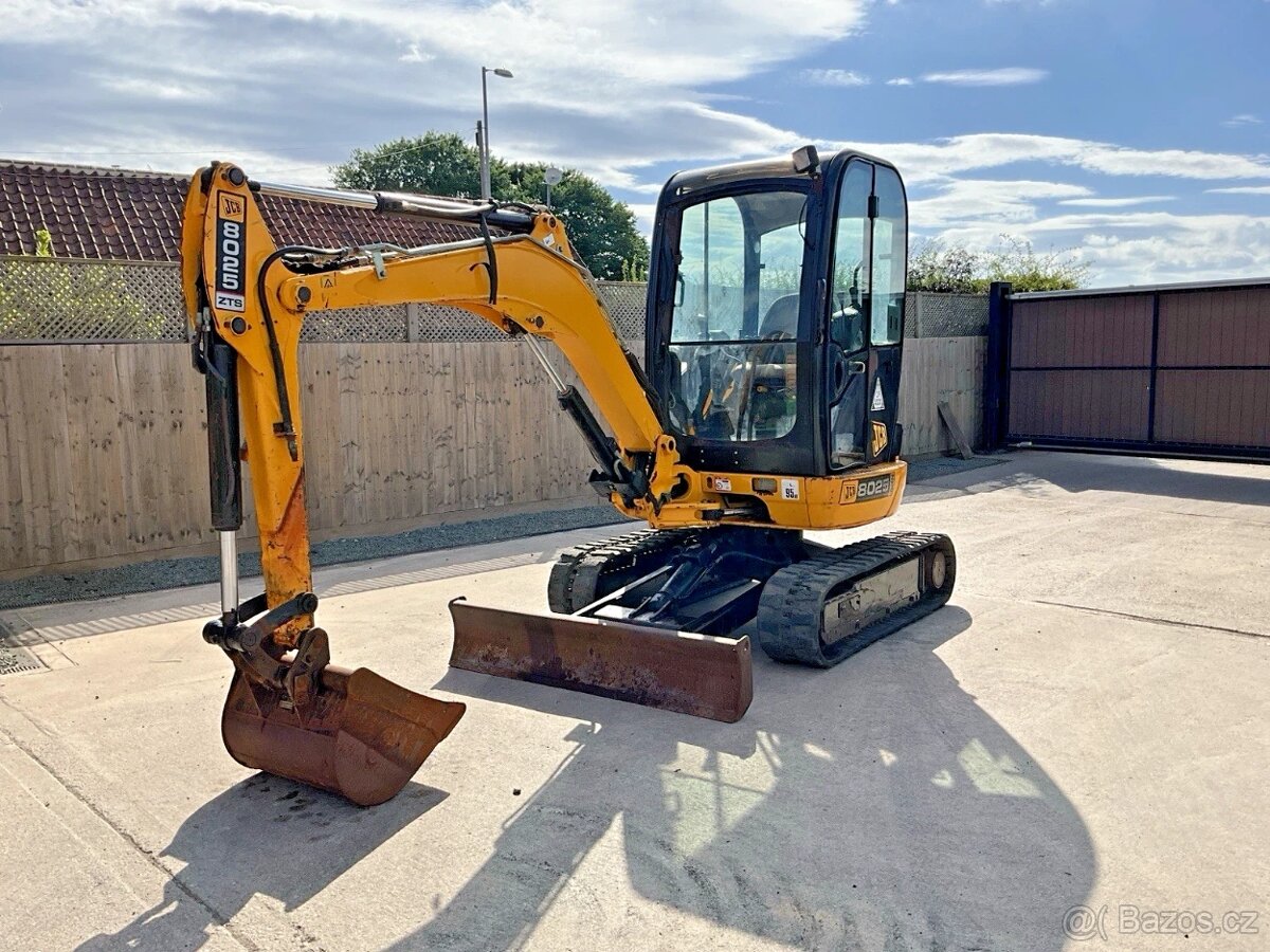 Pásový minibagr JCB 8025. 2040Mth