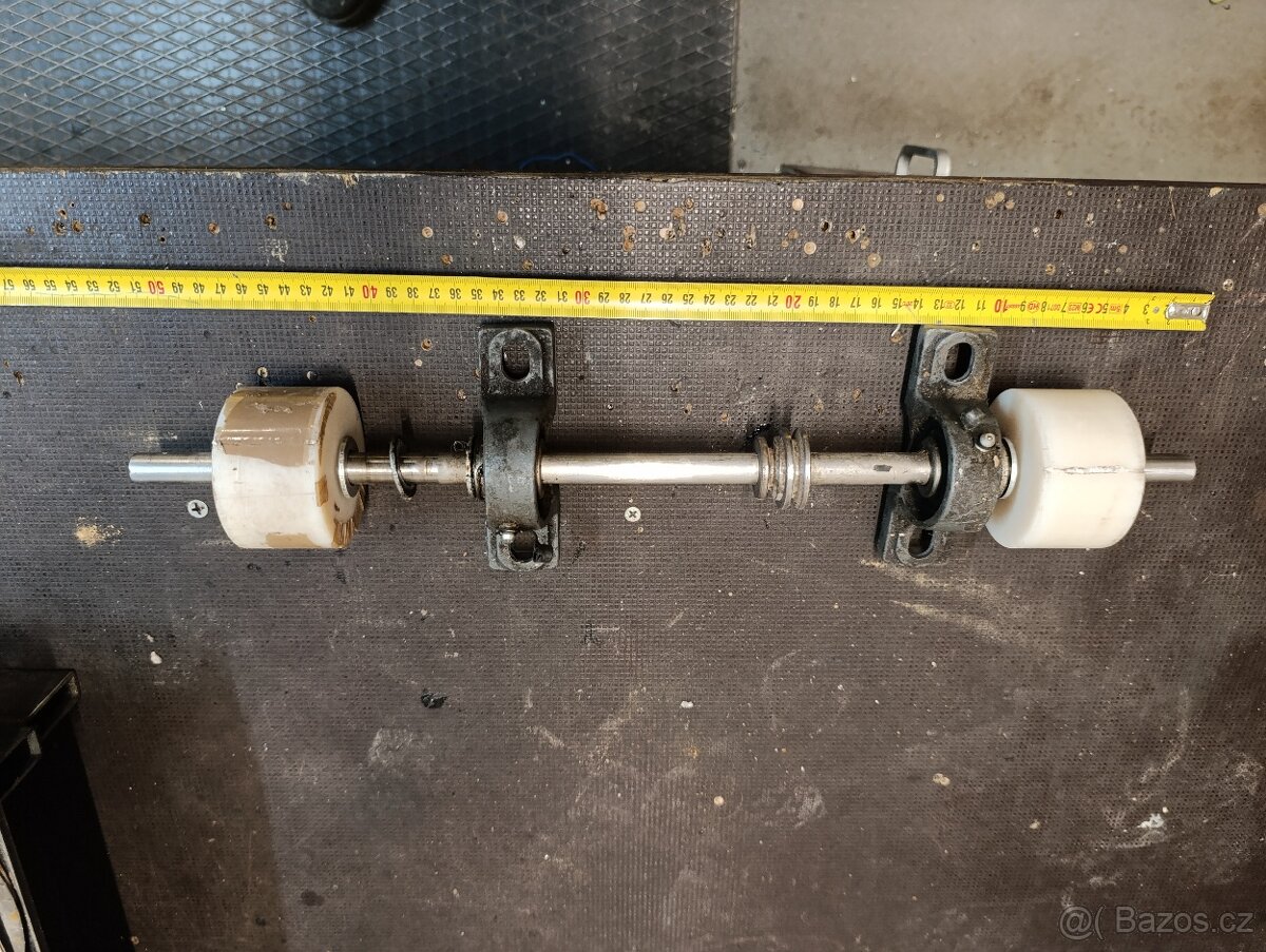 Hřídel s ložisky a silonem.