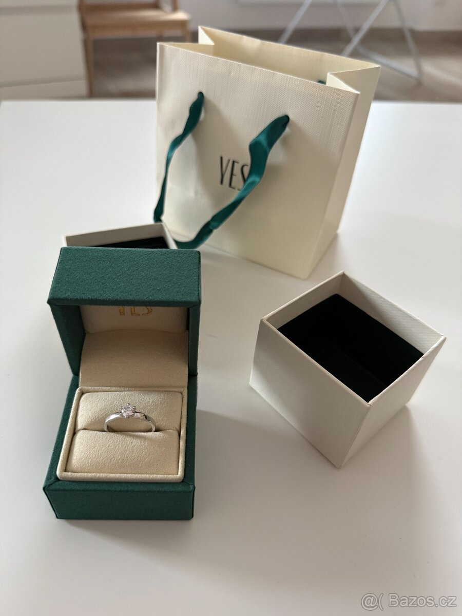 Prsten z bílého zlata se zirkony