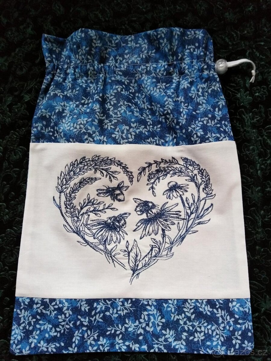 KRÁSNÉ VYŠÍVANÉ PYTLÍKY - MODRÁ - VČELY, HEŘMÁNEK 2 kusy