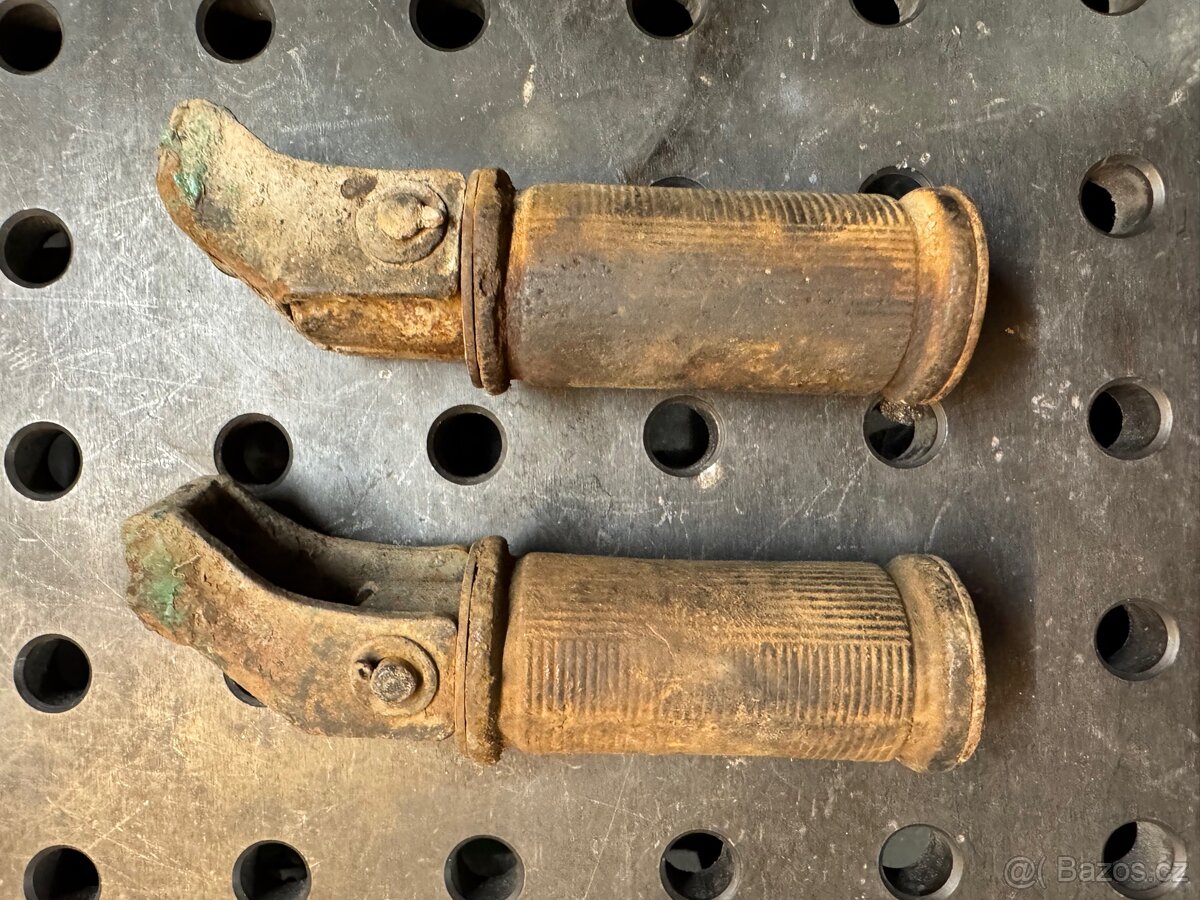 Jawa 250, 350 Pérák zadní stupačky