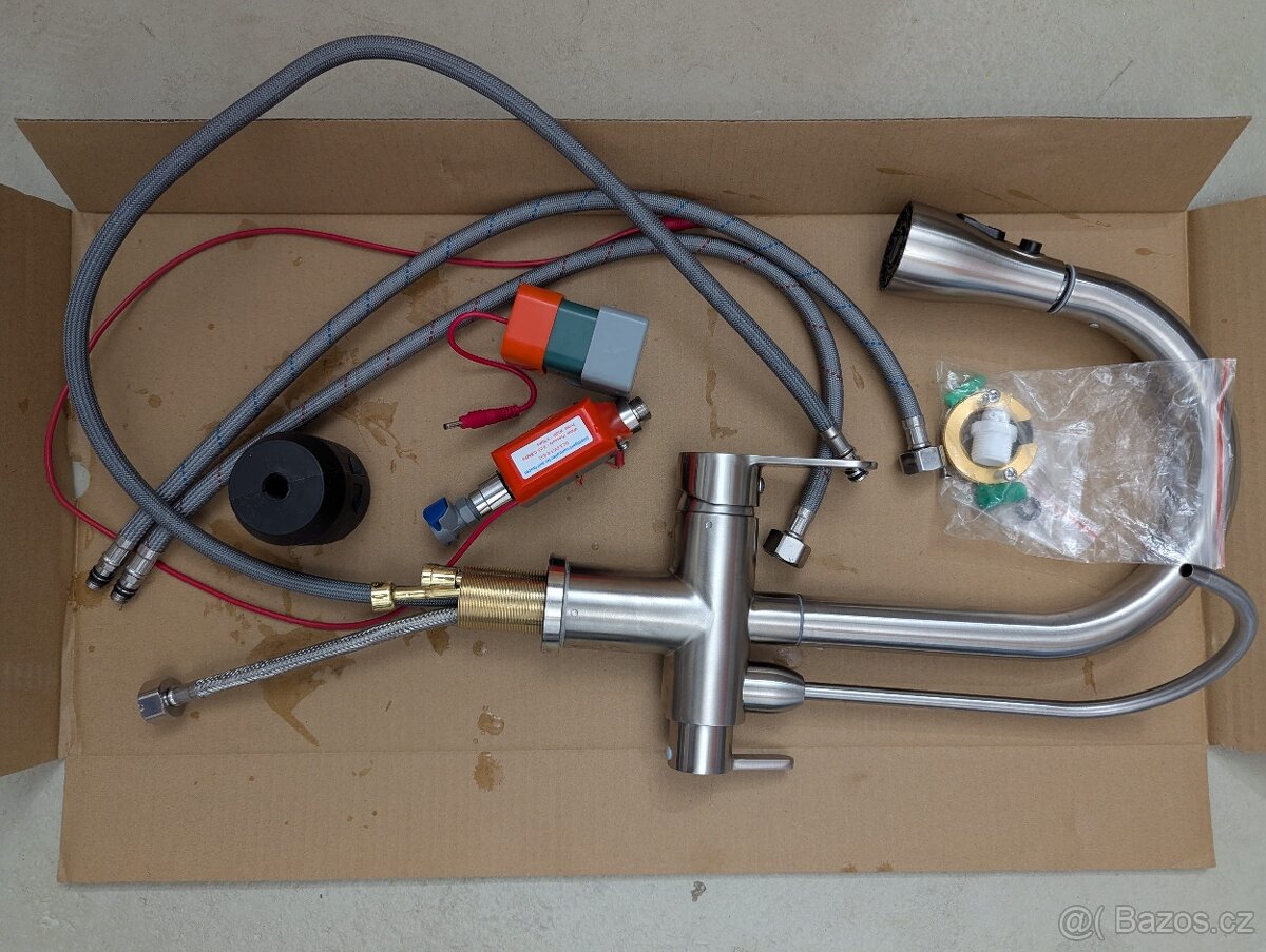 trojcestná dřezová baterie s vytahovací sprškou