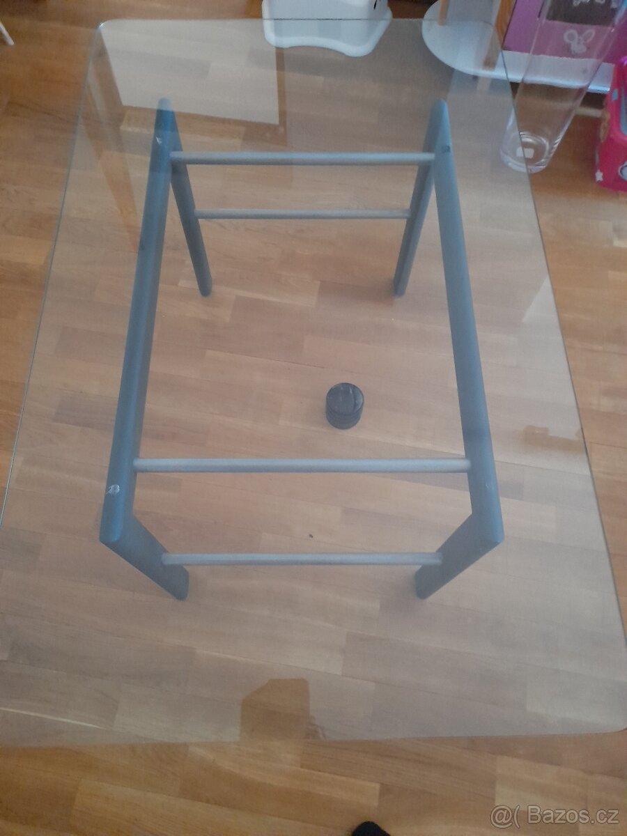 stolek konferenční se sklem