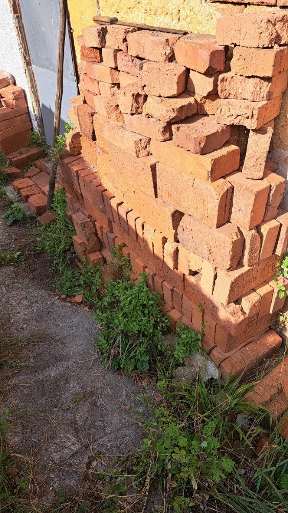 pálené cihly cca 3000ks plus ZDARMA tvárnice 100ks