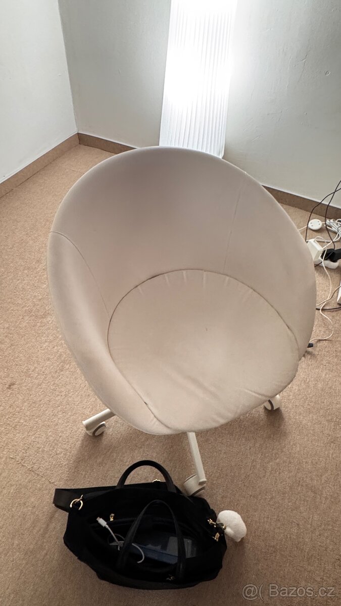 Židle bílá otočná