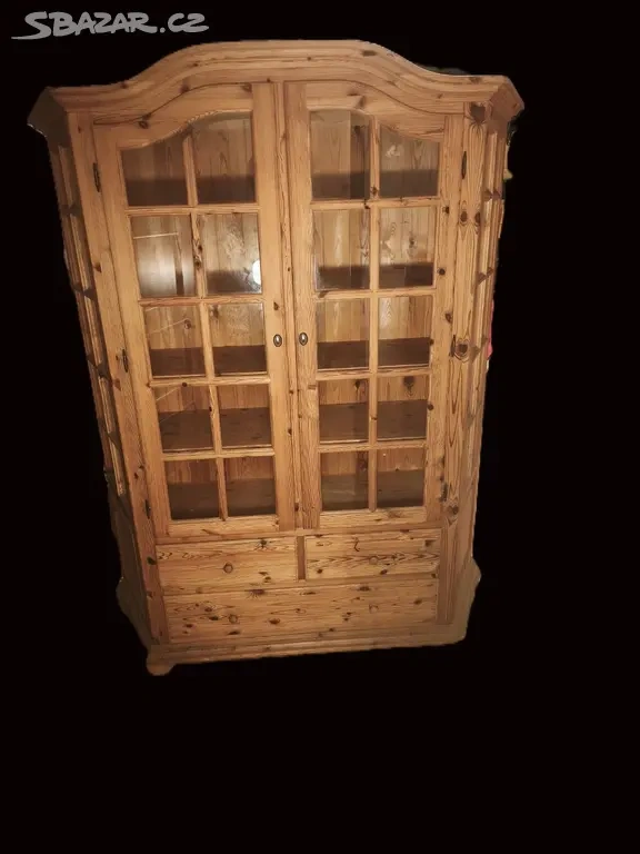 Vitrína z masivu borovice