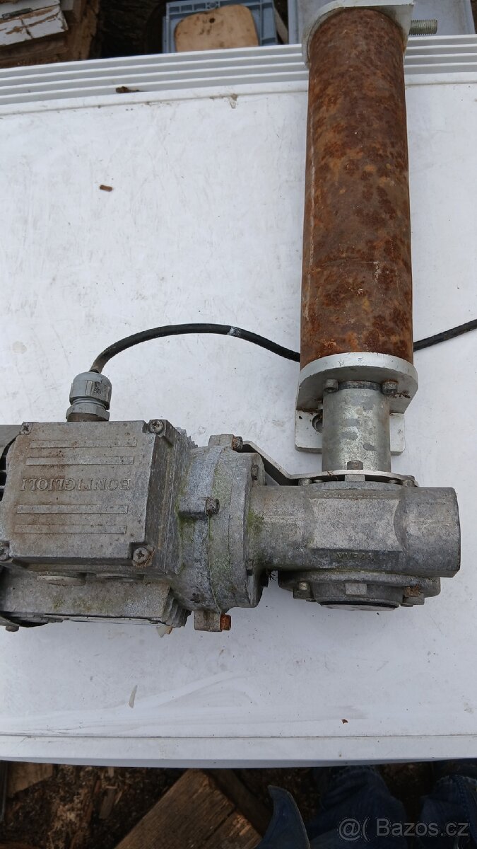 Motor se snekovym prevodem