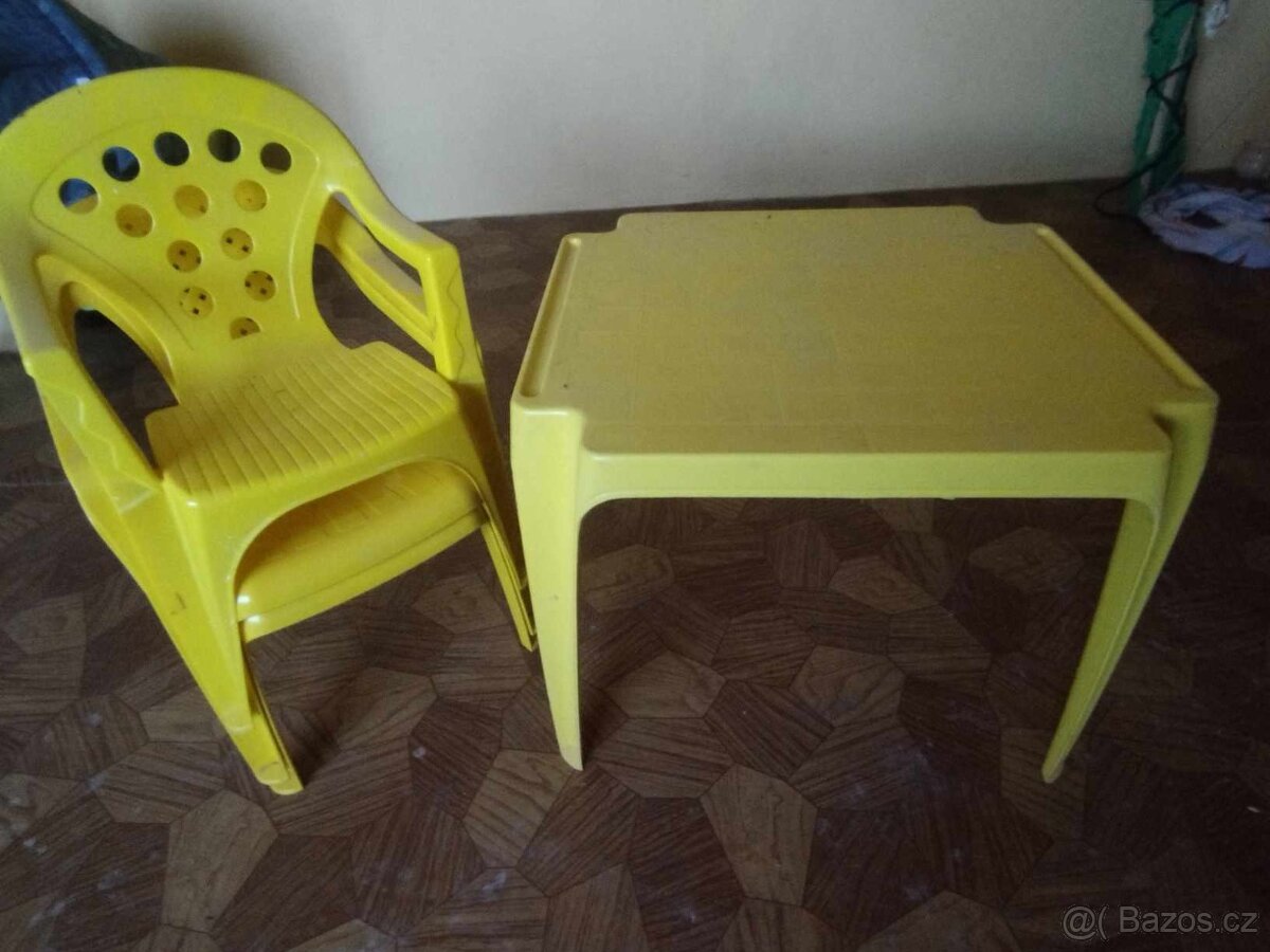 Stoleček se židličkami