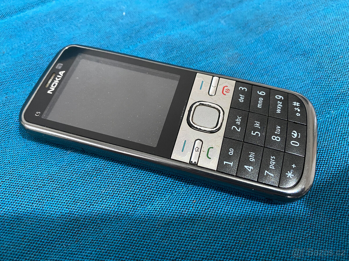 Klasický tlačítkový mobilní telefon Nokia C5-00