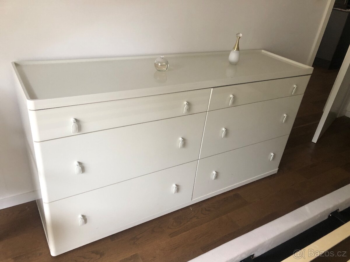 Komoda a 2 noční stolky na kolečkách Ikea