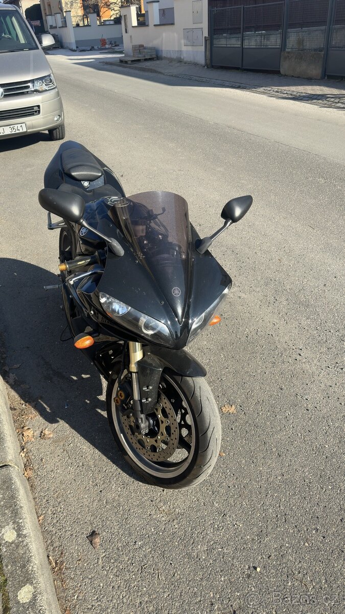 Na prodej – Yamaha YZF-R1 (2005), 35 000 km, perfektní stav