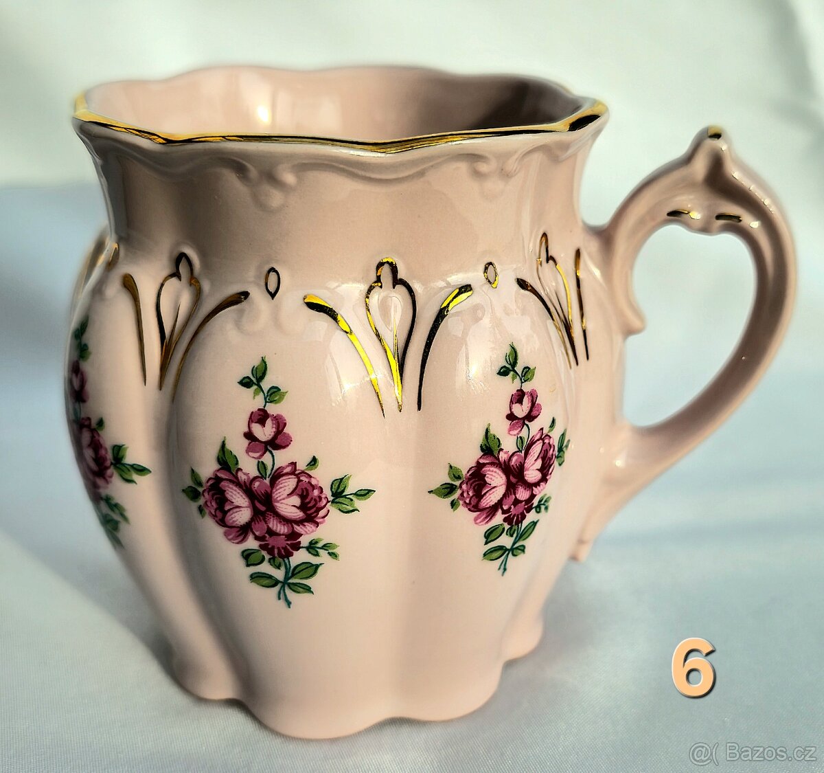 Hrníček z růžového porcelánu.