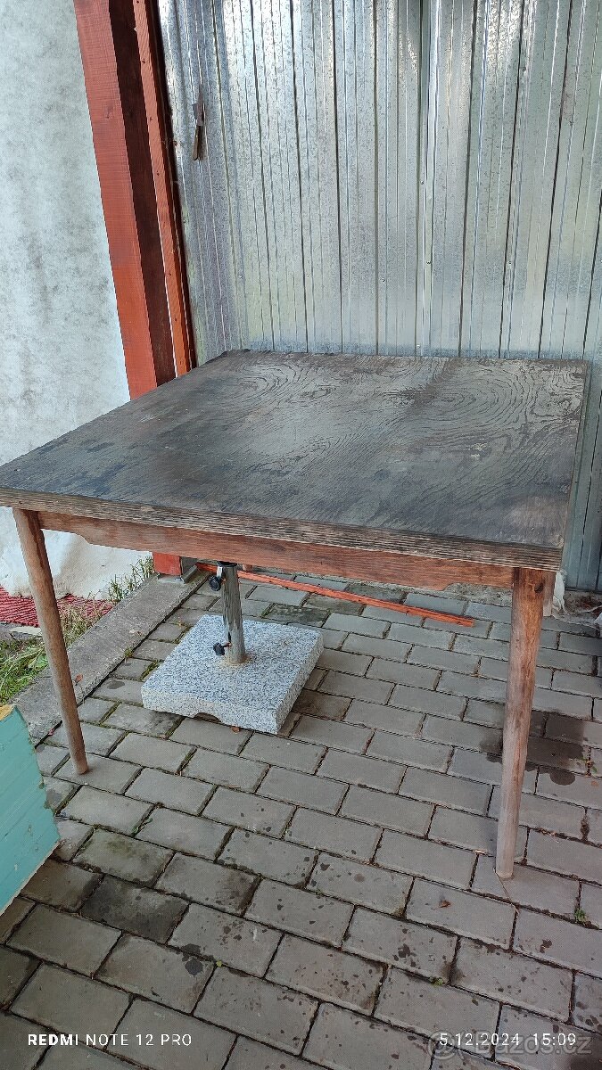 Stůl bytelný 110x120 cm