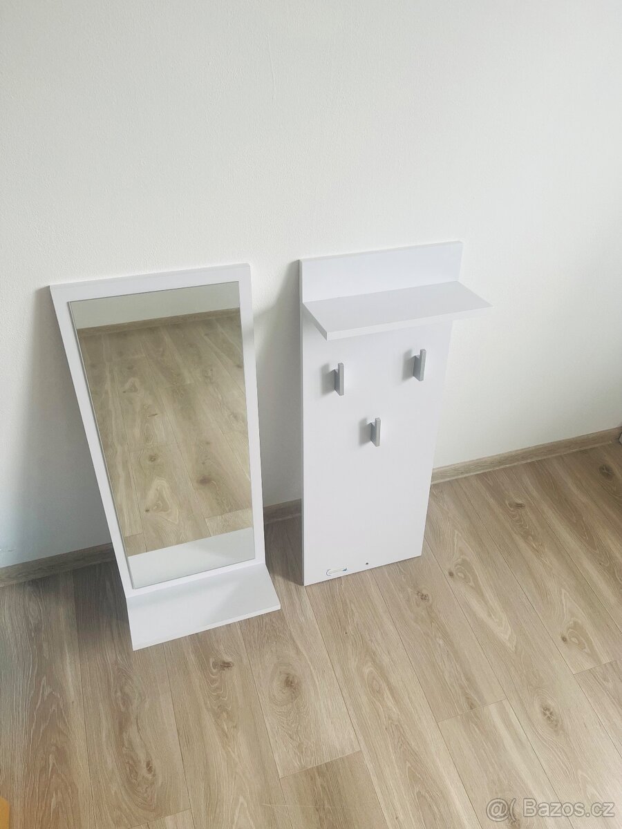 Zrcadlo a věšák
