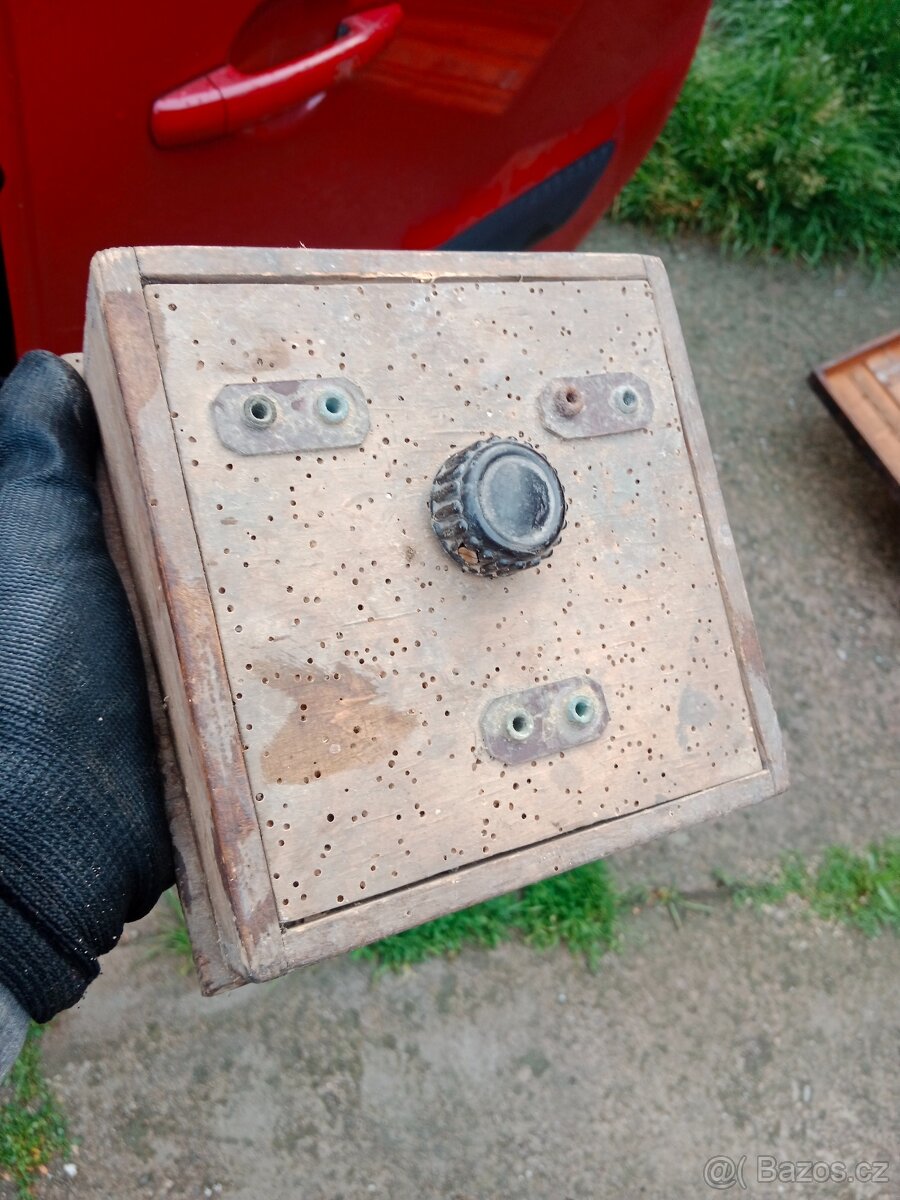 Stará dřevěná elektro krabička