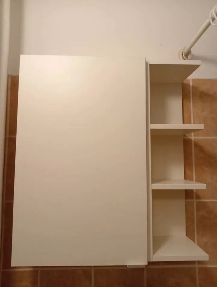 Koupelnová skříňka a zrcadlo