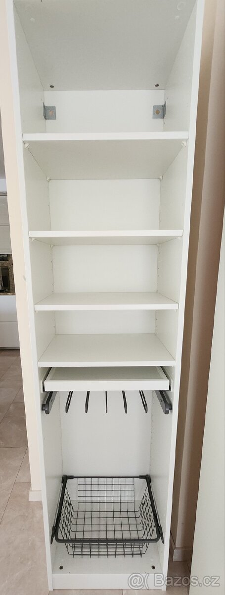 Šatní sestava Ikea Pax s výsuvnými součástmi