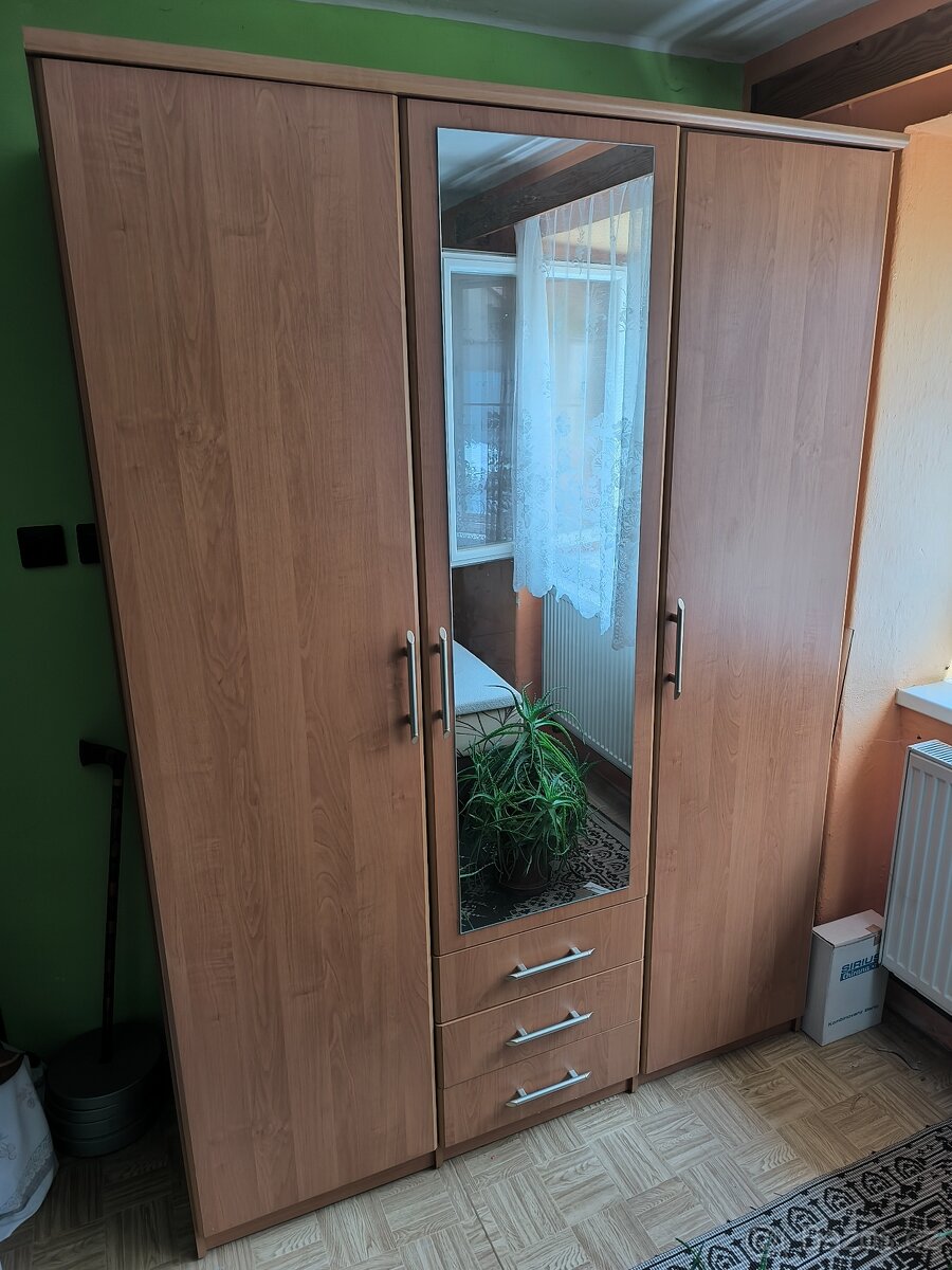 Šatní skříň se zrcadlem