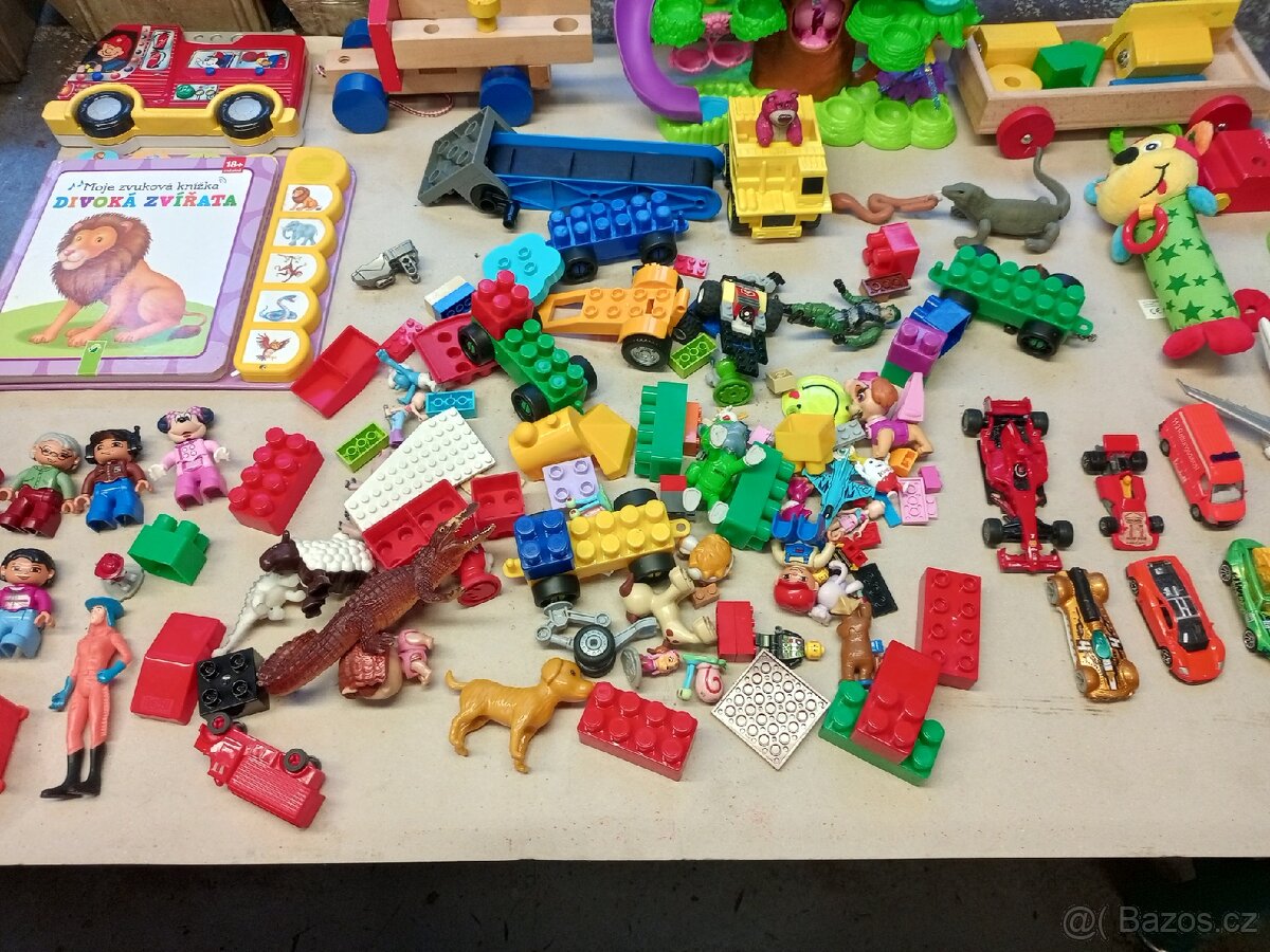 Mix hraček – LEGO, autíčka, figurky, knížka, dřevo